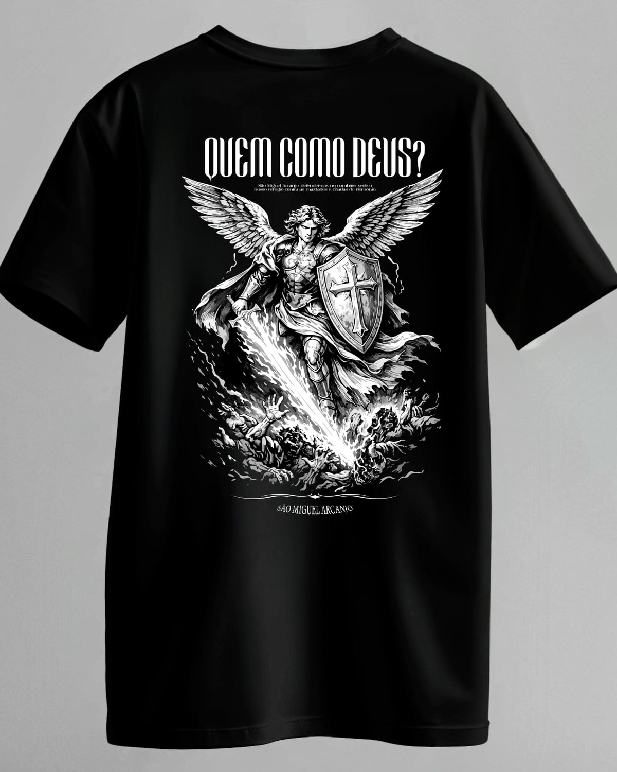Camiseta São Miguel Arcanjo, peça isolada, com a gravura nas costas.