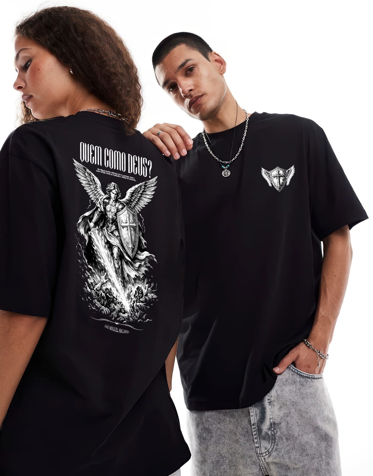Casal vestindo a camiseta São Miguel — frente e costas no mesmo enquadramento.